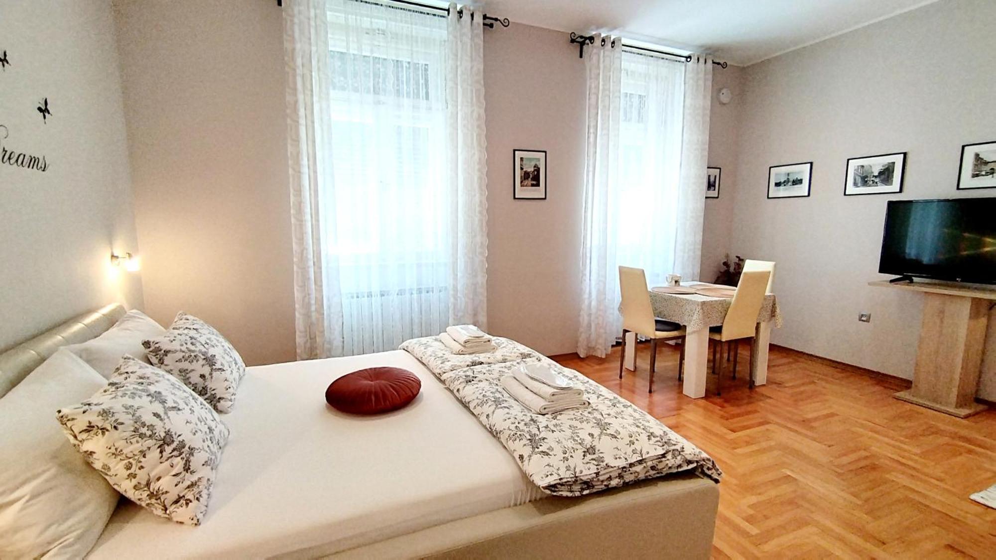 Lavender - City Room With Free Parking Pula Exteriér fotografie